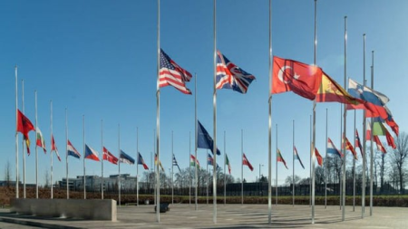 NATO-nun mənzil qərargahında bayraqlar endirildi