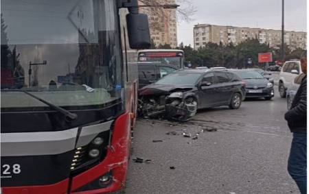 “Bakubus” avtobusu qəzaya düşdü