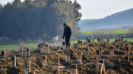 Zəlzələ qurbanlarının qəbir daşları diqqət çəkdi