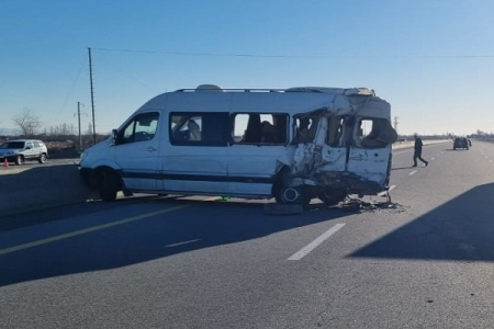 Ucarda mikroavtobus TIR-la toqquşdu - Ölən və yaralılar var (YENİLƏNİB)