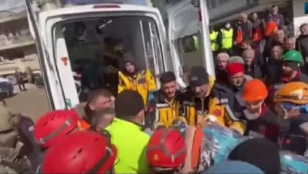 77 yaşlı kişi 226 saat sonra dağıntılar altından xilas edildi