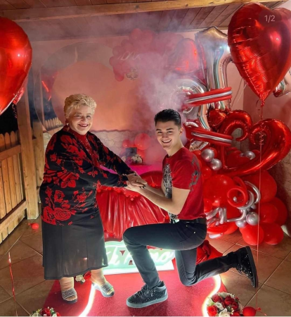 19 yaşlı oğlan 76 yaşlı milyarderlə nişanlandı
