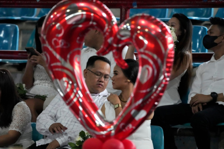 Bələdiyyə sədrindən subay əməkdaşlara Valentin günü hədiyyəsi