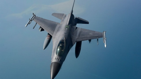 "ABŞ tezliklə ukraynalı pilotlara F-16-ları idarə etmək üçün təlim elan edəcək" - Senator