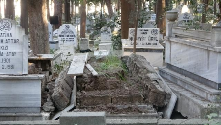 Zəlzələ zamanı məzarlar da dağıldı