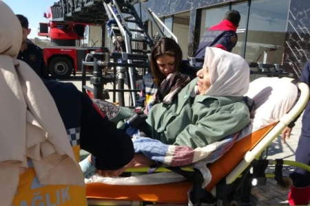 Türkiyədə zəlzələdən 384 saat sonra 90 yaşlı ana və 70 yaşlı oğlu xilas edilib