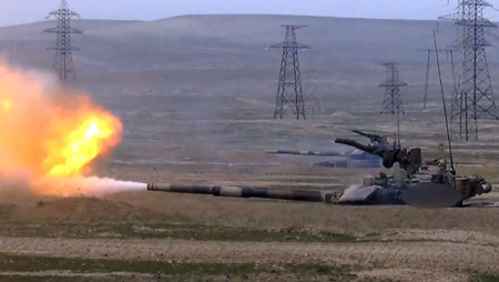 Tanklarımız şərti düşmən hədəflərini məhv etdi