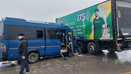 Sabirabadda mikroavtobusla yük maşını TOQQUŞDU