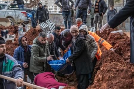 Zəlzələ dağıntıları altından ölü kimi çıxardıqları gənc qəbirdə dirildi