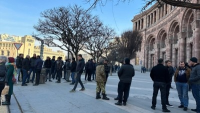 Ermənistanda ölən hərbçilərin valideynləri aksiya keçirir