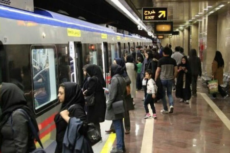 Tehran metrosunda qəzəbli tələbələr qərargah işçisini qovdular