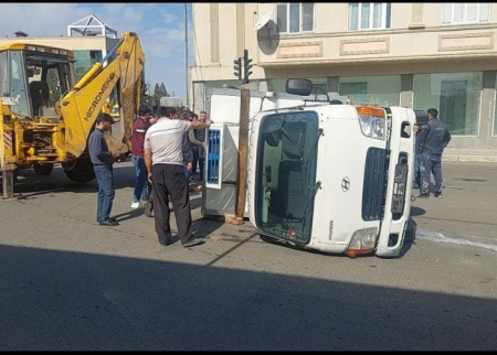 Gəncədə yük maşını aşdı