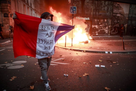 Paris küçələri döyüş meydanına çevrildi