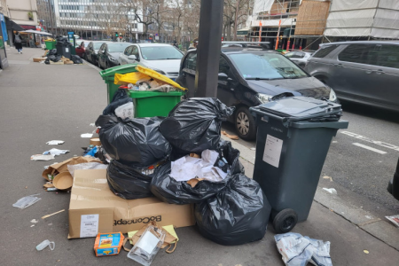 Paris küçələrində yığılan 4 500 ton zibilin üfunəti ətrafı bürüyüb