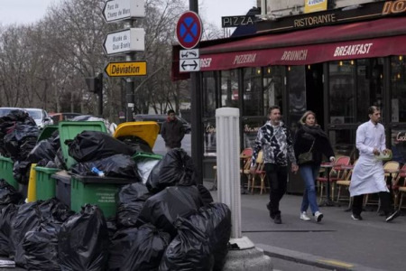 Paris küçələrində 5 min tondan çox zibil yığılıb