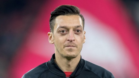 Mesut Özil karyerasını başa vurdu