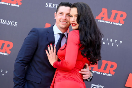 Adriana Lima sevgilisi ilə qırmızı xalıda
