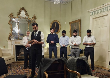 Şotlandiyanın yeni baş naziri ilk iş günündə namaz qıldı