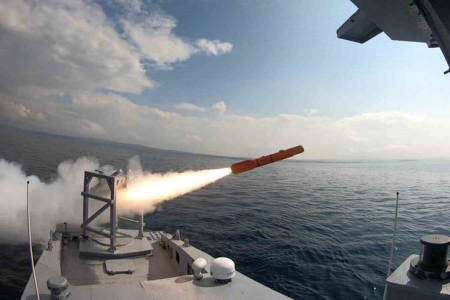 Türkiyə dünyada yeganə olan pilotsuz katerindən raket buraxdı