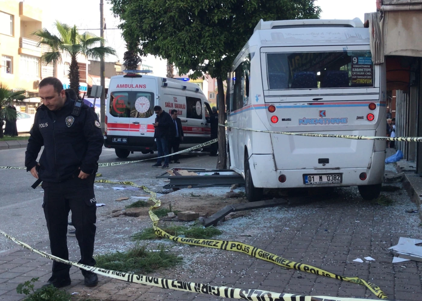 Türkiyədə mikroavtobus dayanacağa çırpıldı - Ölən və yaralanan var