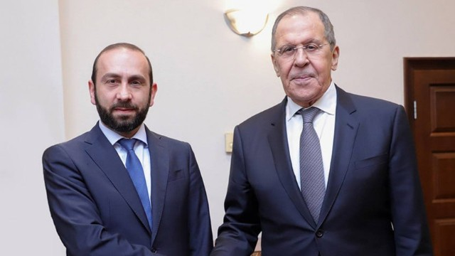 Lavrov ermənistanlı həmkarı ilə görüşdü