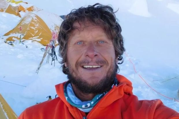 Everesti 10 dəfə fəth edən alpinist zirvədən enərkən öldü