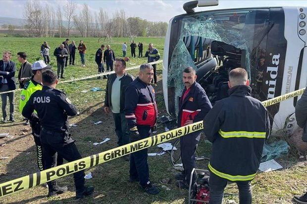 Türkiyədə işçiləri daşıyan avtobus aşdı: Ölən və yaralananlar var