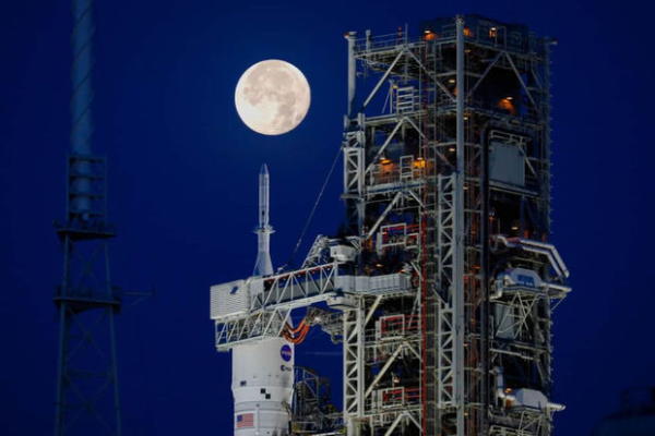 Aya uçacaq astronavtların adları açıqlandı