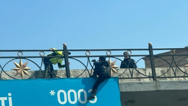 Bakıda kişi özünü körpüdən atmaq istədi