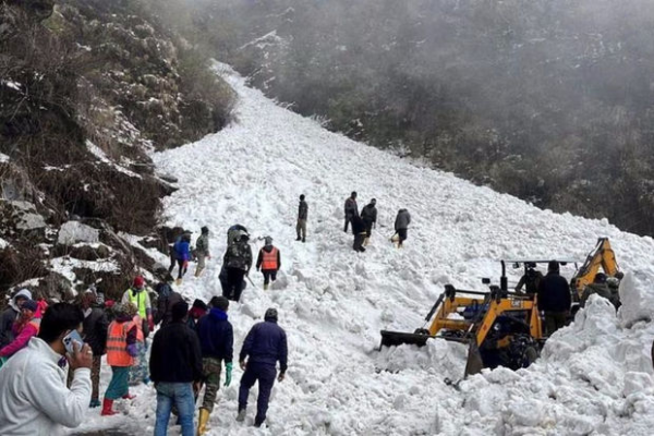 Hindistanda uçquna düşən turistlərdən 20-si sağ çıxarıldı