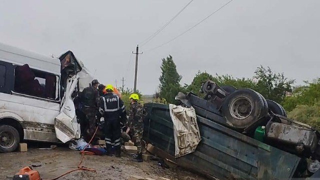 Kürdəmirdə mikroavtobus "KamAZ"a çırpıldı - ÖLƏNLƏR VƏ YARALILAR VAR