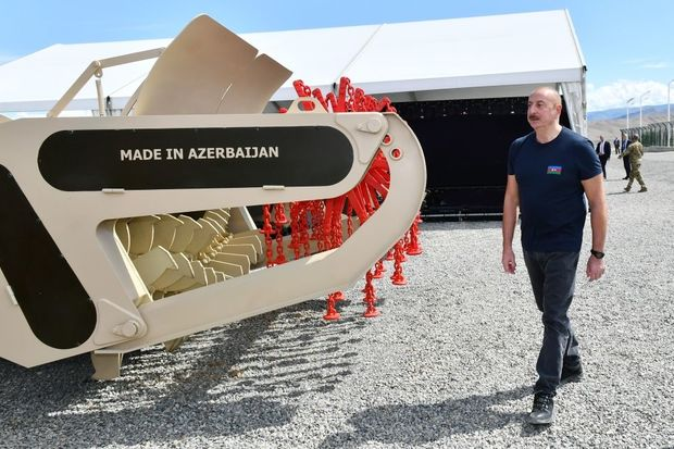 Prezident “Araz Vadisi İqtisadi Zonası”ndakı işlərlə tanış olub, bir neçə müəssisənin təməlini qoyub