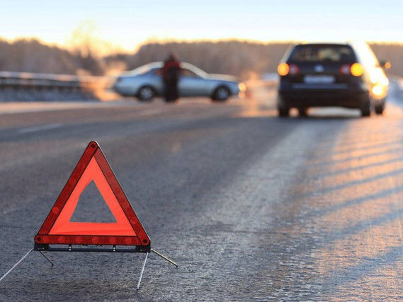 Abşeronda sərnişin avtobusu işıq dirəyinə çırpılıb