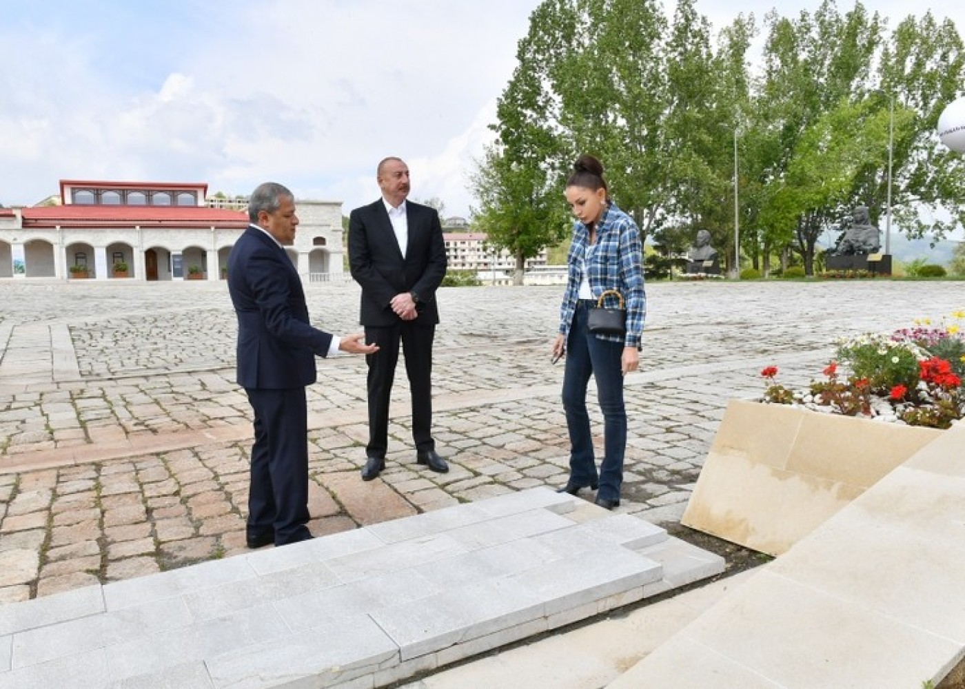 Prezident və birinci xanım Şuşa meydanında görüləcək işlər barədə məlumat verilib