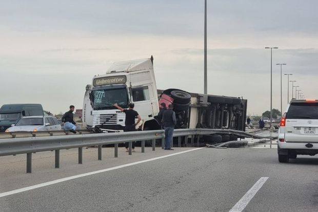 Ələt-Astara avtomobil yolunda yük maşını aşdı