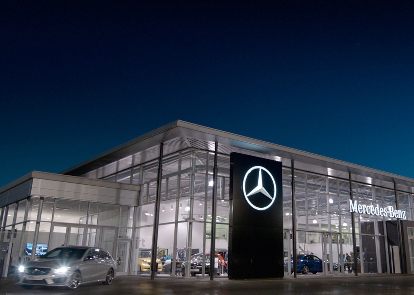 "Mercedes-Benz" zavodunda silahlı insident - Ölən və yaralanan var