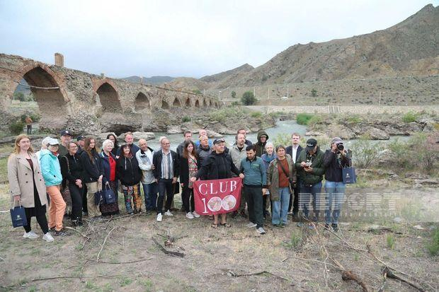 İsveçli səyahətçilər Xudafərin körpüsündə...