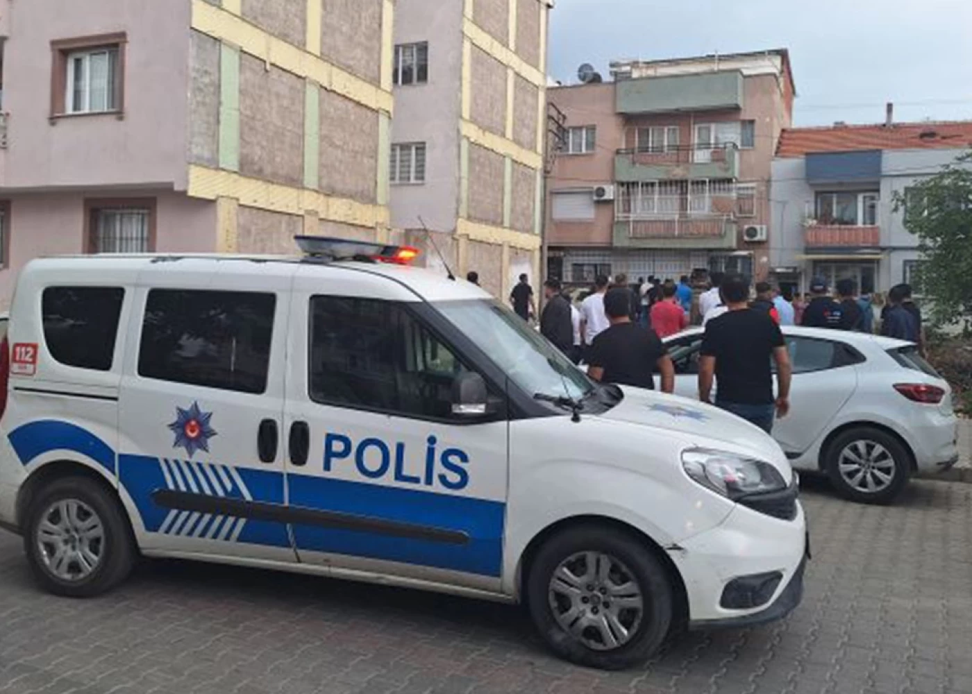 Polis ailələr arasındakı münaqişədə yaralandı - Xəsarət alanlar var