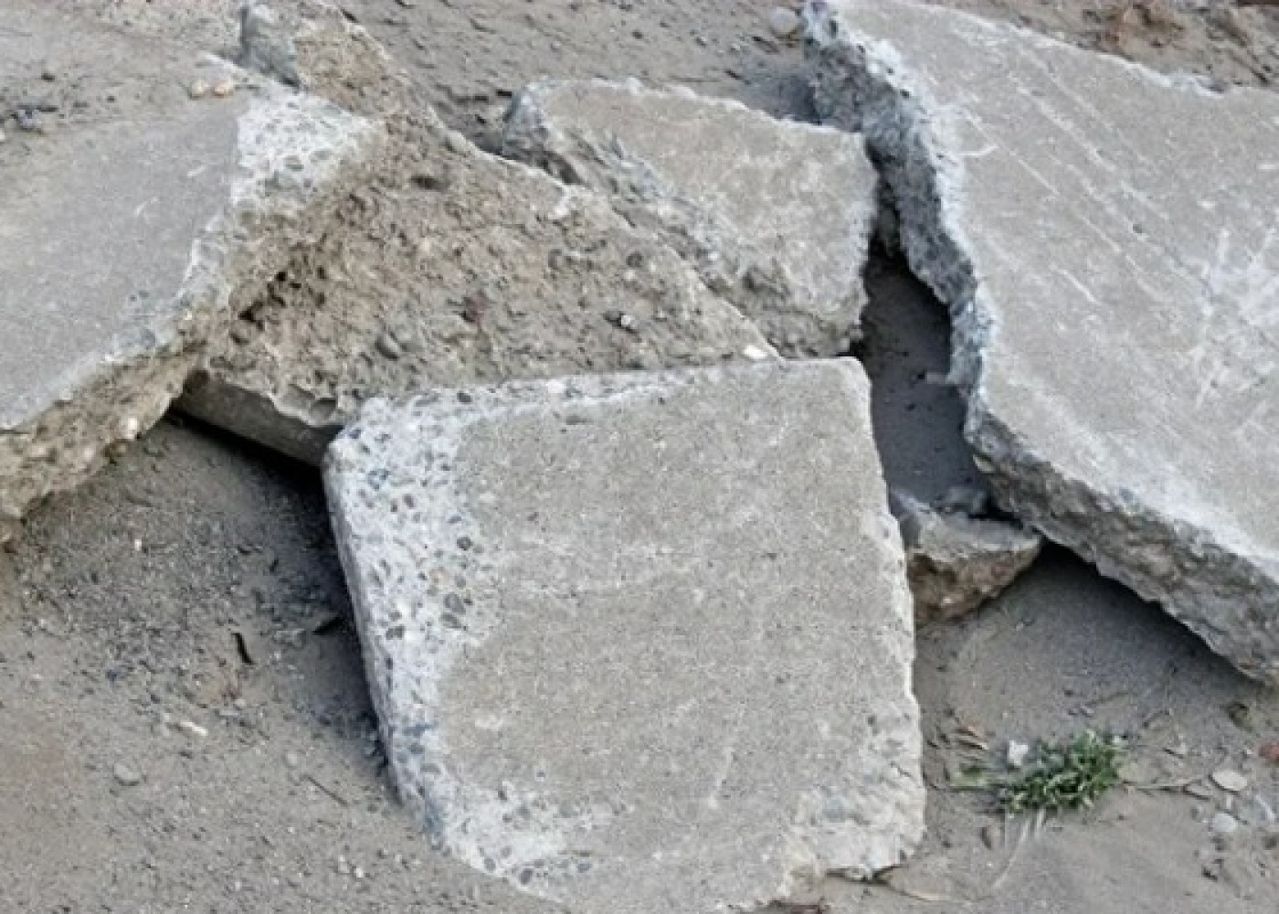 Bakının mərkəzində qızın başına beton parçası düşdü