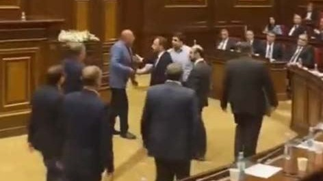 Ermənistan parlamentində iqtidarla müxalifət deputatları arasında DAVA