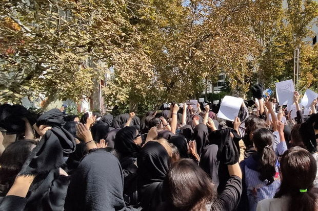 Tehranda tələbələr aksiya keçirdilər: “Əxlaqsız sənsən, azad qadın mənəm!”