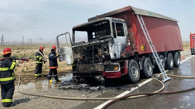 Sumqayıtda yük maşını yandı