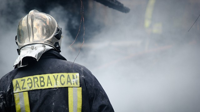 Bakıda yanğın - 3 nəfər tüstüdən zəhərləndi Bakıda yanğın - 3 nəfər tüstüdən zəhərləndi
