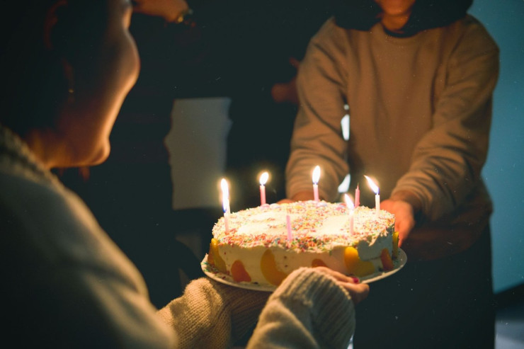 Ad günündə qızın başını torta basdılar, faciə oldu