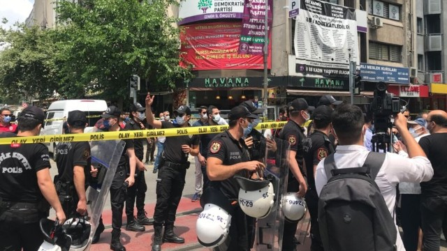 Türkiyədə AK partiyanın binasına hücum oldu