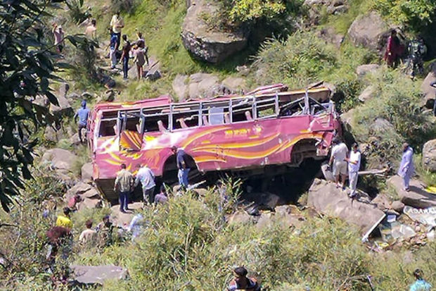 Hindistanda zəvvarları daşıyan avtobus dərəyə aşıb: Azı 10 nəfər həlak olub