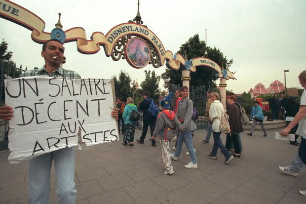 “Disneyland”in yüzlərlə işçisi tətil keçirir