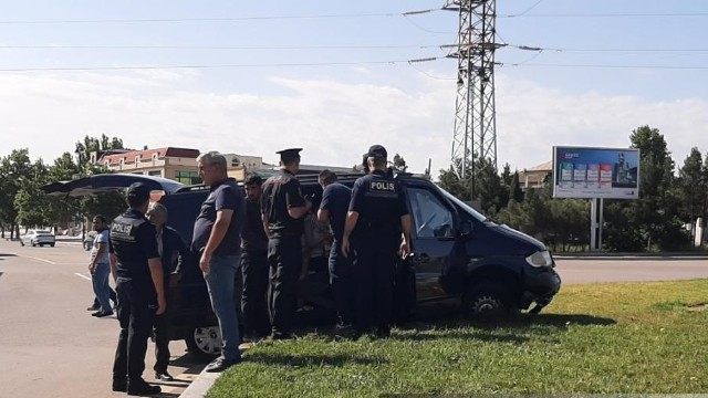 Sərnişinləri hava limanına aparan mikroavtobus qəzaya düşdü