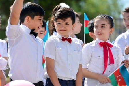 110 mindən çox uşaq I siniflərə yerləşdirilib 110 mindən çox uşaq I siniflərə yerləşdirilib