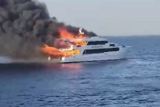 Misirdə turistlərlə dolu gəmi yanıb